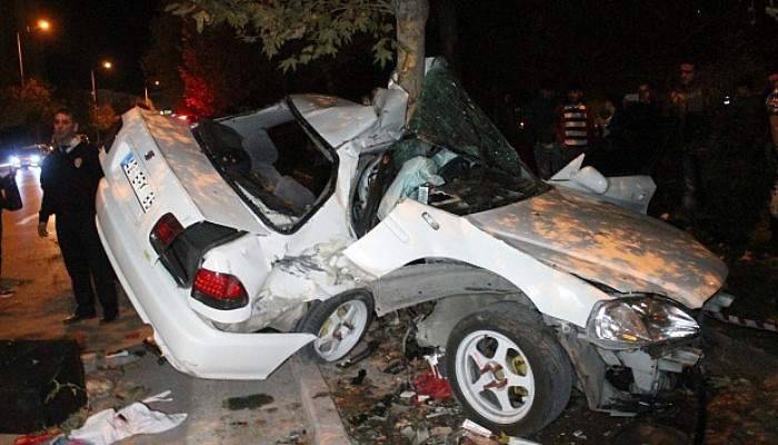 Hurdaya dönen otomobilden sağ çıktılar