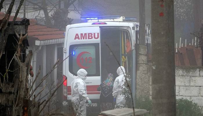 Karantinaya alınan köyde, yaşlı kadın hastaneye kaldırıldı