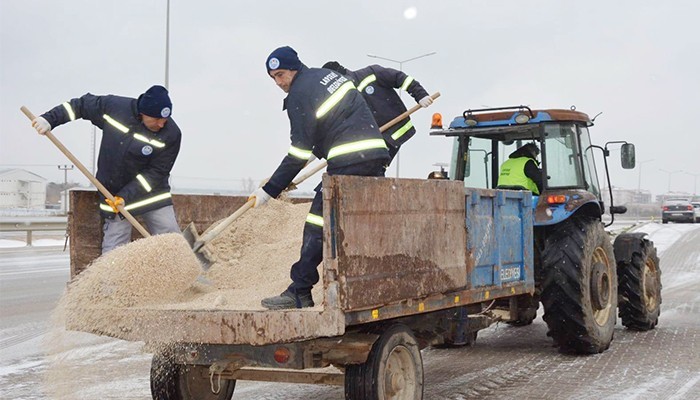 Lapseki Belediyesi Birimleri Yollarda Tuzlama Çalışması Yaptı