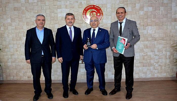 Araştırma Proje Eğitim Kooperatifi’nden ÇOMÜ Rektörü Prof. Dr. Sedat Murat’a Plaket