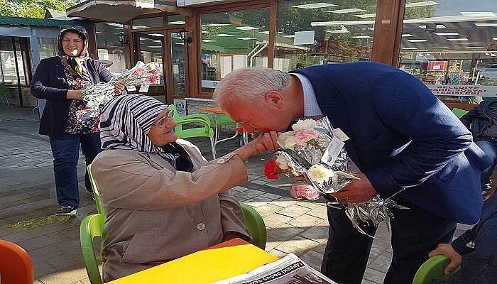 “Cennet annelerin ayaklarının altındadır''