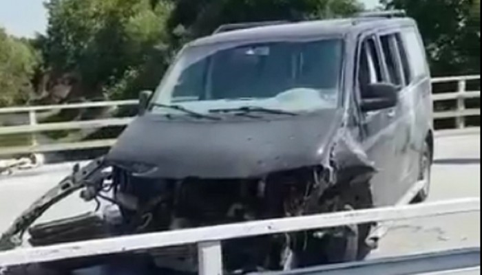 Tekeri patlayan mermer yüklü minibüs kaza yaptı