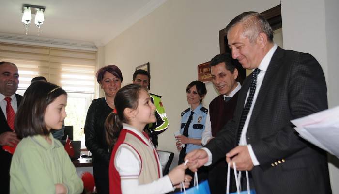 Öğrencilerden polislere anlamlı ziyaret