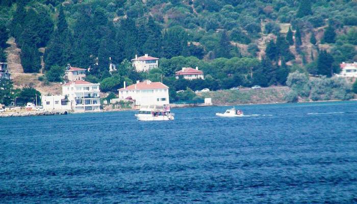 Çanakkale Sahil Güvenlik Grup Komutanlığına bağlı ekipler şüpheli her tekneyi kontrol ediyor