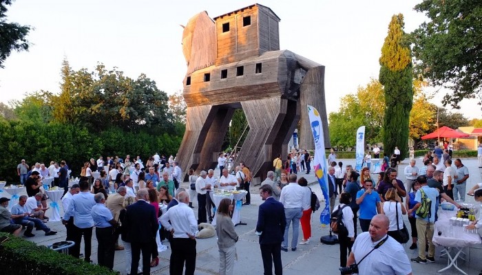 Festivalin açılışı Troya Ören yerindeki tarihi atmosferde gerçekleştirildi