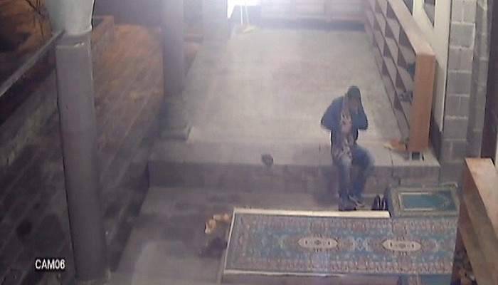 Ayakkabı hırsızı caminin kamerasına yakalandı