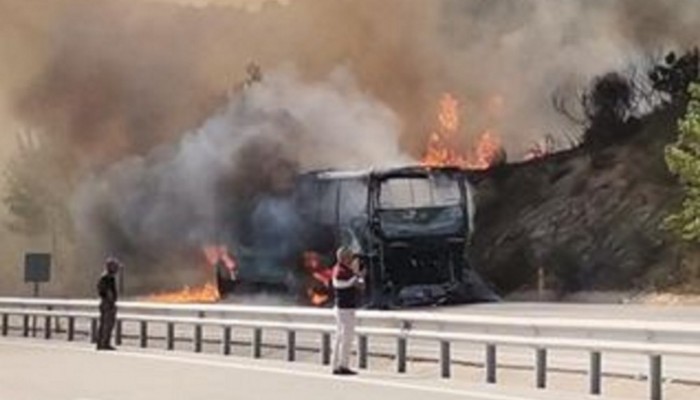 Çanakkale’de yolcu otobüsü alev alev yandı