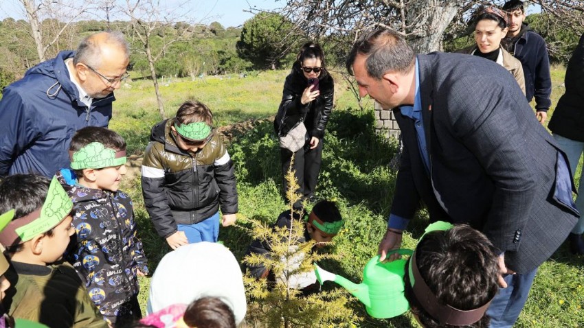 Gökçeada'nın Geleceğine Nefes Olmak İçin Minikler Fidanları Toprakla Buluşturdu