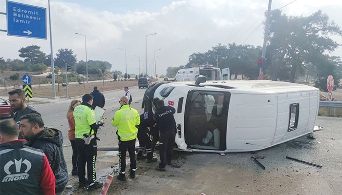 Ayvacık'ta trafik kazası: 6 yaralı (VİDEO)