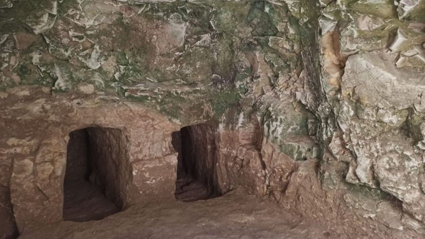 Kaçak kazılarda 1900 yıllık oda mezarı bulundu