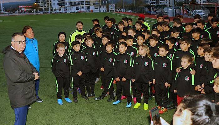 Arslan sporculara eşofman hediye etti