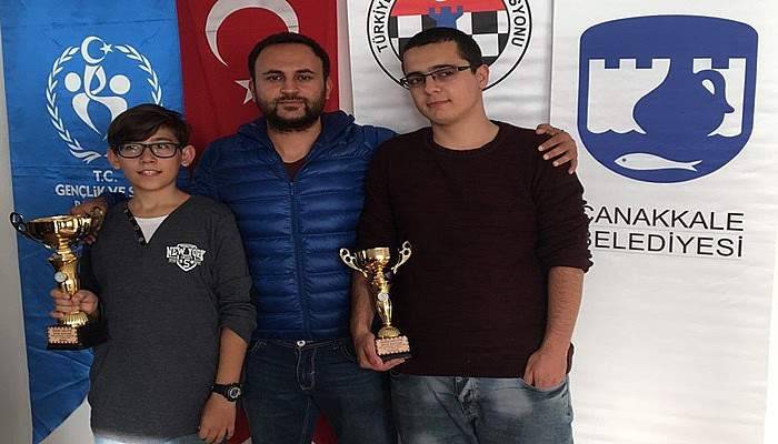 Satranç oyuncuları kupaları kaptı 