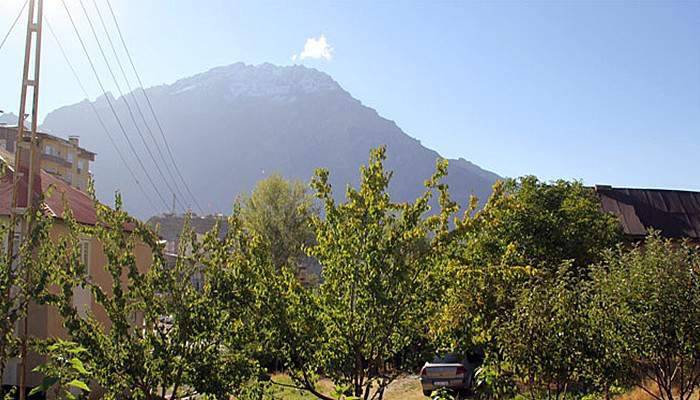 Hakkari’nin yüksek kesimlerine mevsimin ilk karı yağdı