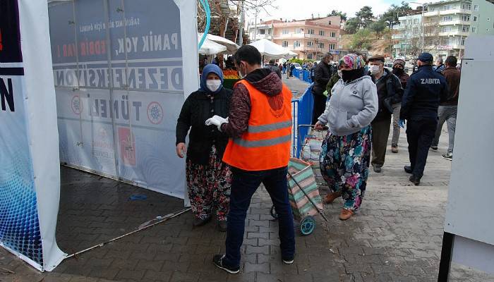 Bayramiç pazar alanında kuş uçurtulmadı (VİDEO)