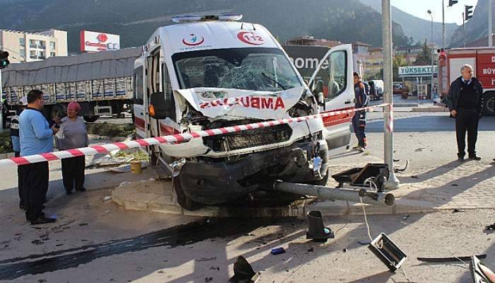 Ambulans ile ticari araç çarpıştı: 7 yaralı