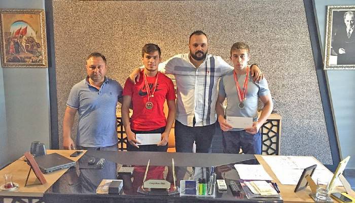 Başarılı güreşçilerden güreş ağasına ziyaret