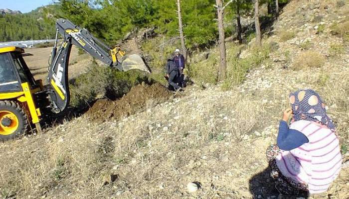  Telef olan koyunlarının arkasından gözyaşı döktü