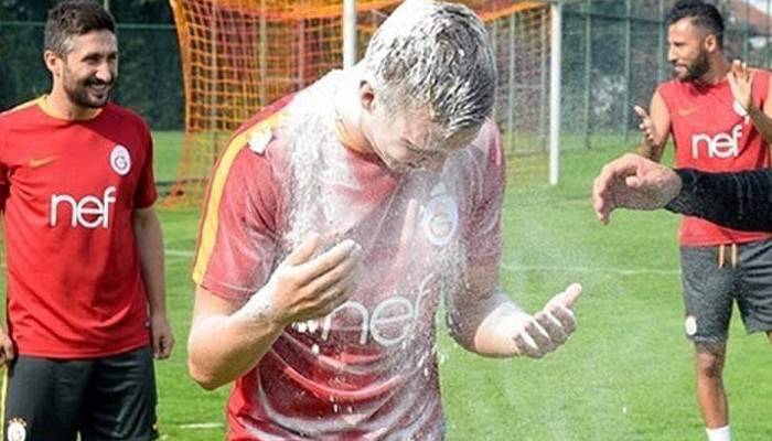 Galatasaray antrenmanında doğum günü sürprizi