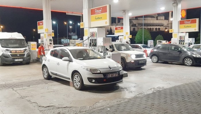 Gece Yarısı Gelecek Zam Öncesinde Petrollerde Kuyruk Oluştu