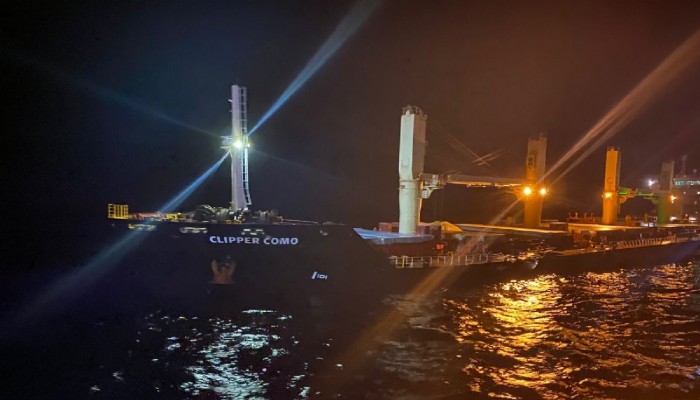 Bozcaada açıklarındaki kazada hasar alan gemi, İzmir'e götürüldü