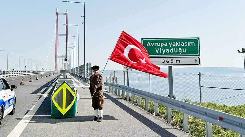 Şehitlerin Anısına İstanbul'dan Çanakkale'ye Yürüyen Gazi Torunu 1915 Çanakkale Köprüsü'nden Geçti (VİDEOLU)