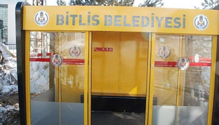 Klimalı ve televizyonlu otobüs durağı