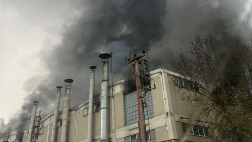 Tekstil fabrikasındaki yangına 30 itfaiye müdahale ediyor (VİDEO)