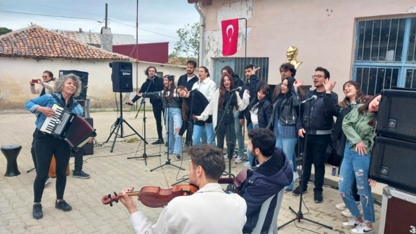 ÇOMÜ Müzik Öğrencilerinden Musaköy'e Müzik Dolu Şenlik