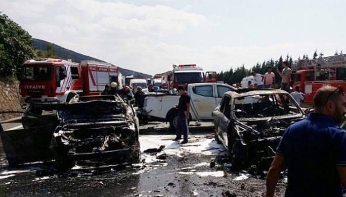Kocaeli TEM'de zincirleme kazada araçlar küle döndü: 7 yaralı