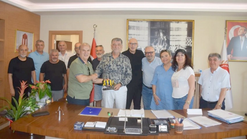 Merkez Ortaokulu 3/E Sınıfı arkadaşlarından İl Genel Meclis Başkanı Halil Ertuğrul'a Anlamlı Ziyaret