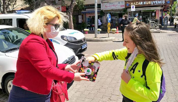 Gelecek Partisi’nden çocuklara şeker ikramı