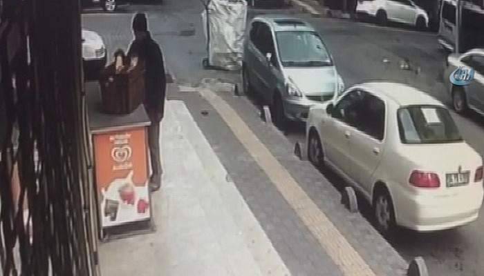 Kağıt toplayıcısı gencin ekmek hırsızlığı kamerada