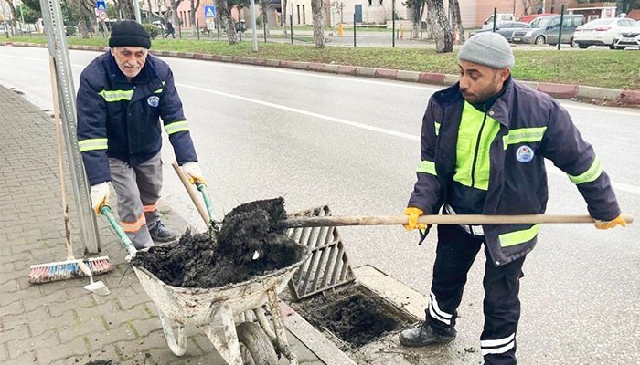 Ana yol üzerindeki rögarlar temizlendi