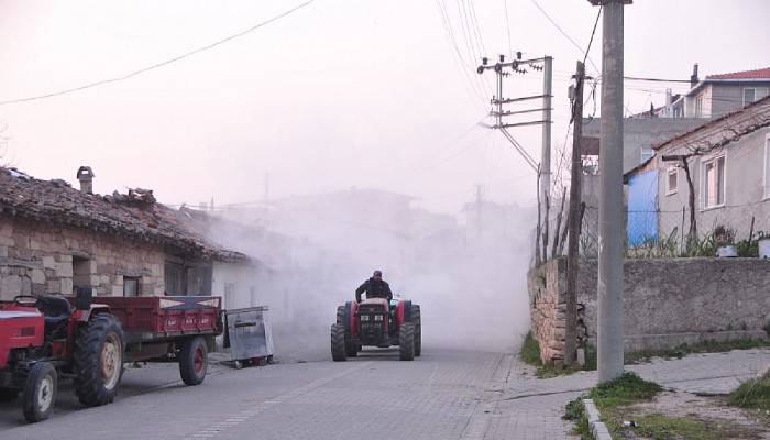 Lapseki'de sokak ve caddeler, ilaçlama tanklarıyla dezenfekte edildi