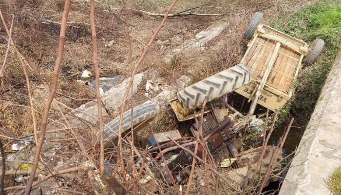 Tarlaya giden traktör şarampole devrildi: 5 yaralı (VİDEO)