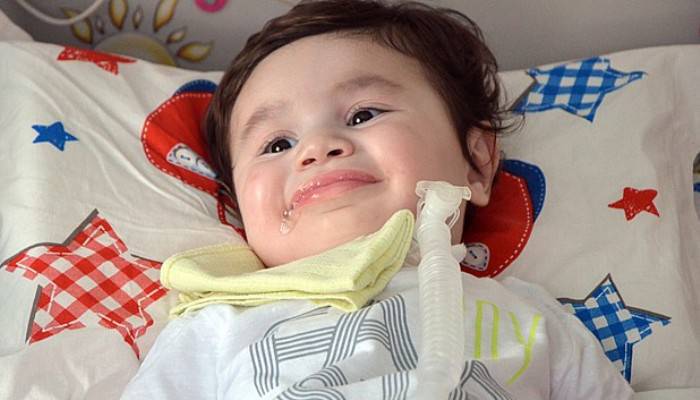  Bu gülen gözler her an kapanabilir