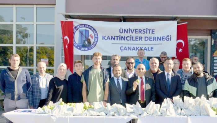 Üniversite Kantinciler Derneği’nden Öğrencilere Elma İkramı