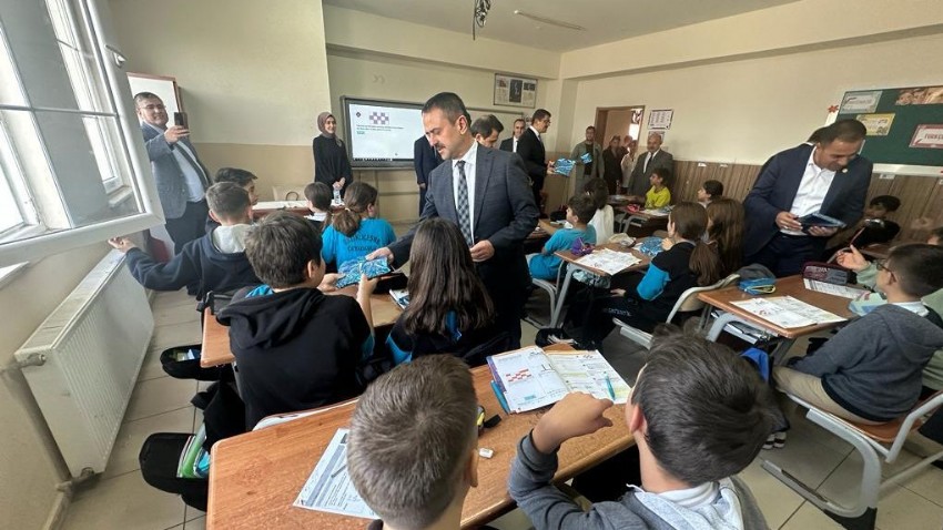 Vali İlhami Aktaş, Balıklıçeşme ve Kozçeşmede Okulları Ziyaret Etti
