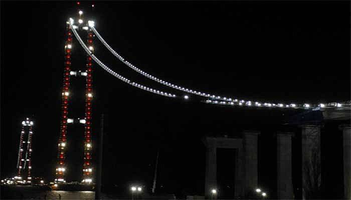 Yeni yılın ilk dakikalarında 1915 Çanakkale Köprüsü ışıl ışıl (VİDEO)