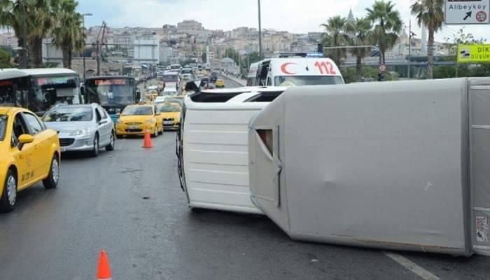 Unkapanı Köprüsü'nde kamyonet devrildi: 2 yaralı