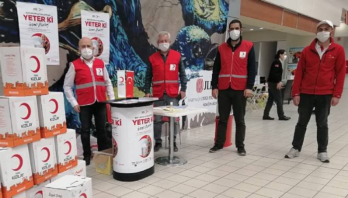 Genç Kızılay’dan bağış standı