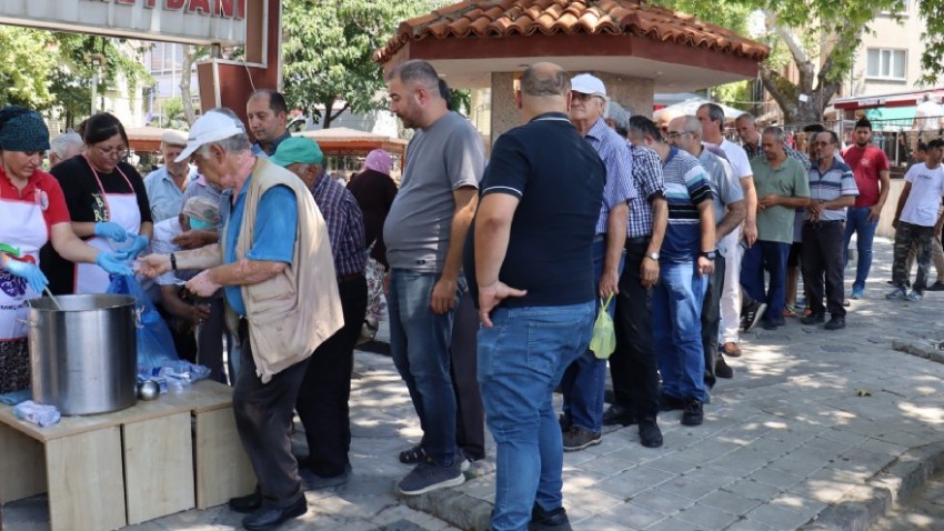 Bayramiç Belediyesinden Vatandaşlara Aşure İkramı