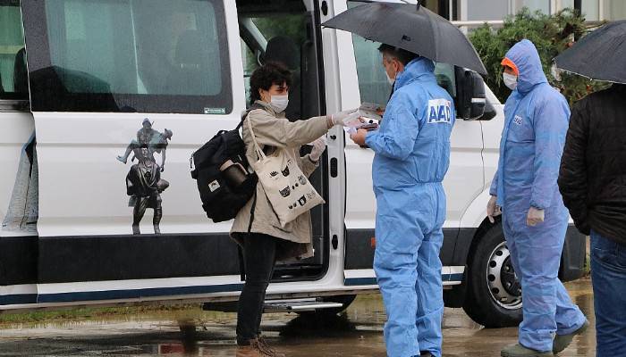 Çanakkale'de karantinaya alınan 89 kişilik mürettebat, evlerine uğurlandı (VİDEO)