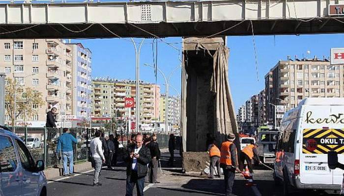 Damperi açılan kamyon üst geçide çarptı: 3 yaralı