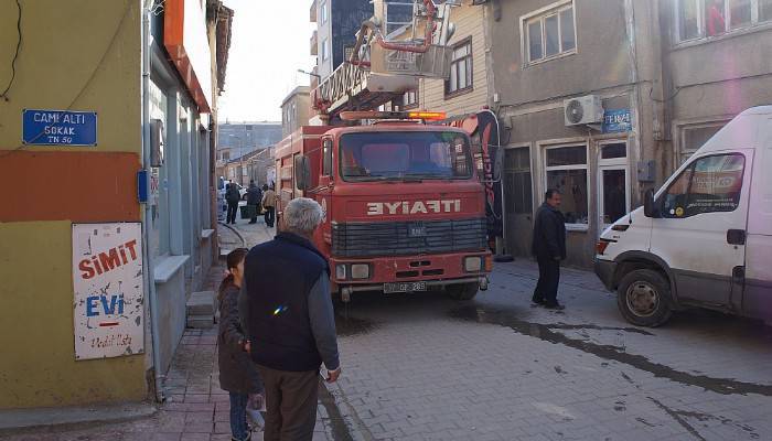  Lapseki'de metruk binada yangın çıktı