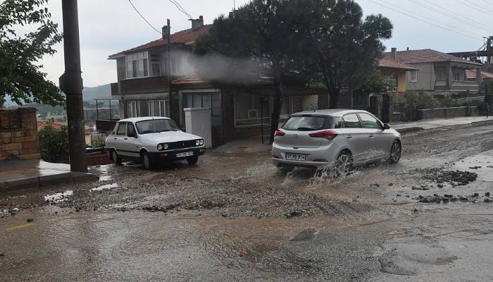 Ayvacık’ta Şiddetli Yağış Sürücülere Zor Anlar Yaşattı