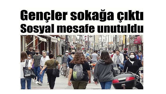 Gençler sosyal mesafeyi hiçe saydı