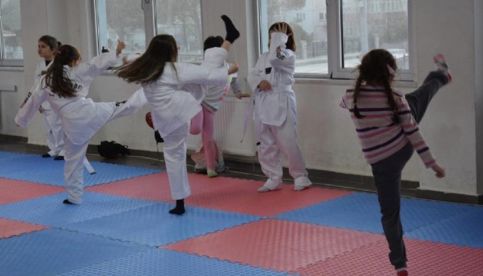  Lapsekili Minikler  Taekwondo Öğreniyor