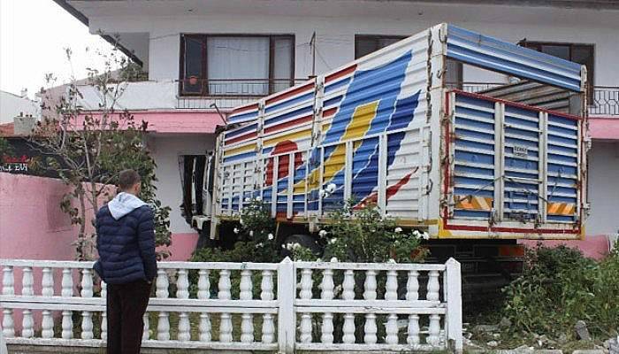 Freni boşalan kamyon bir araca çarpıp eve girdi
