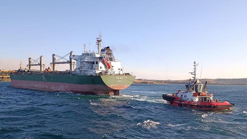 Çanakkale Boğazı'nda Karaya Oturan Yük Gemisi Kurtarıldı